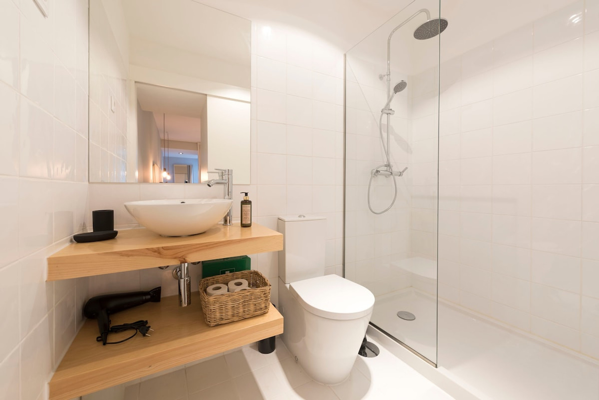 Full bathroom image 1