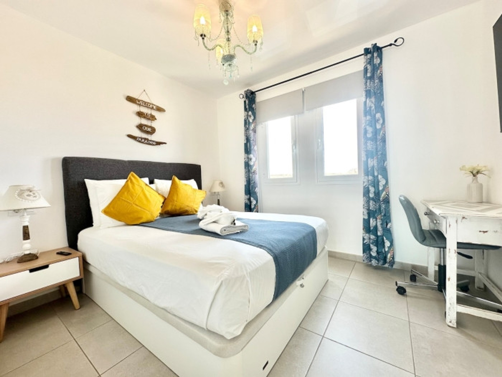 Bedroom with double bed yellow pillows