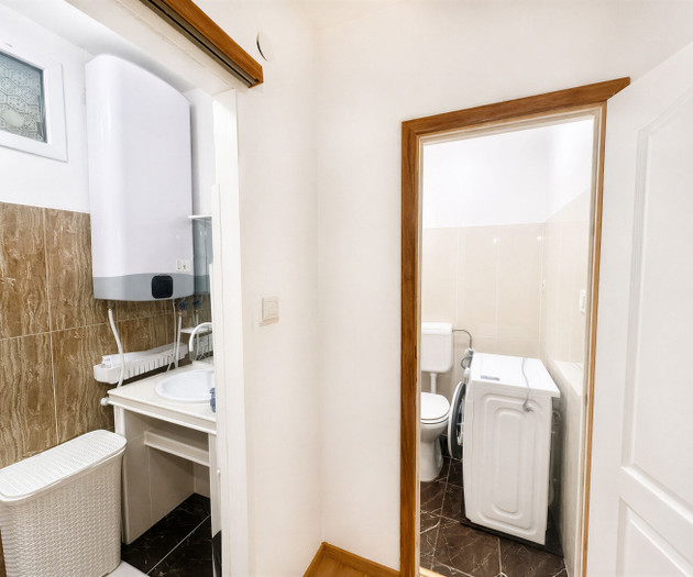 Flat next to the tourist center. Free P parking.