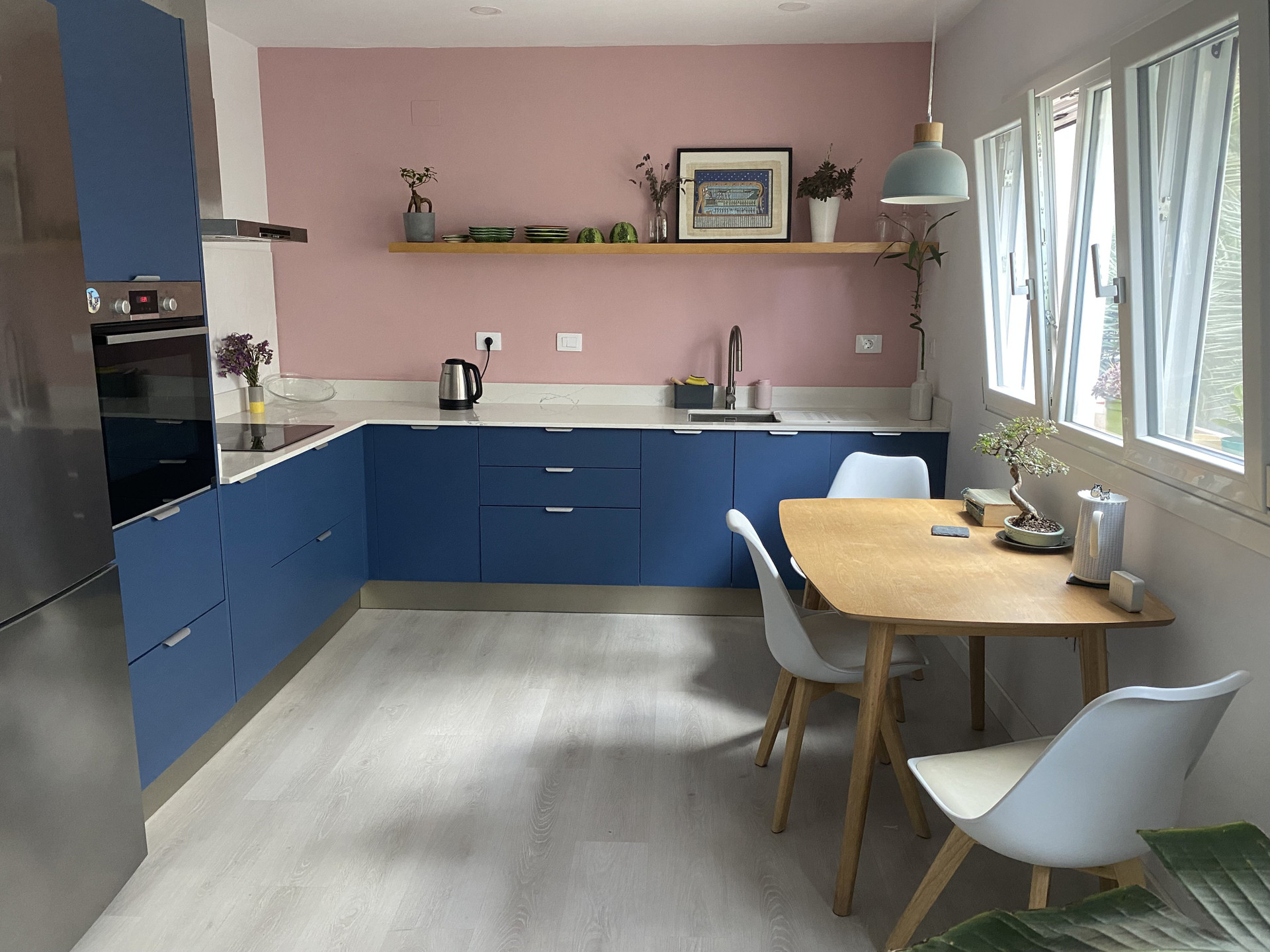 Kitchen dining area with pink wall