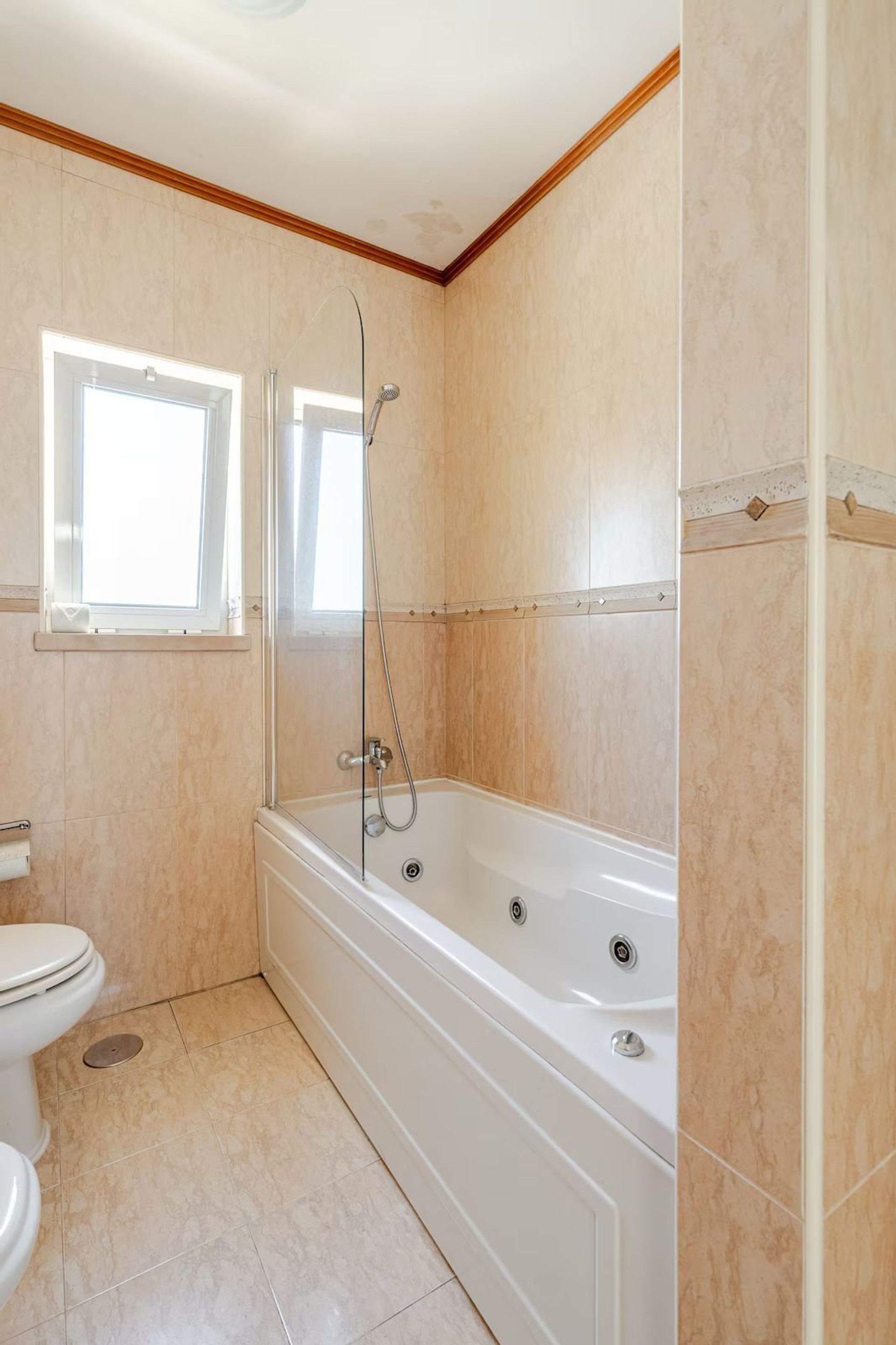 Bathroom with jacuzzi bathtub