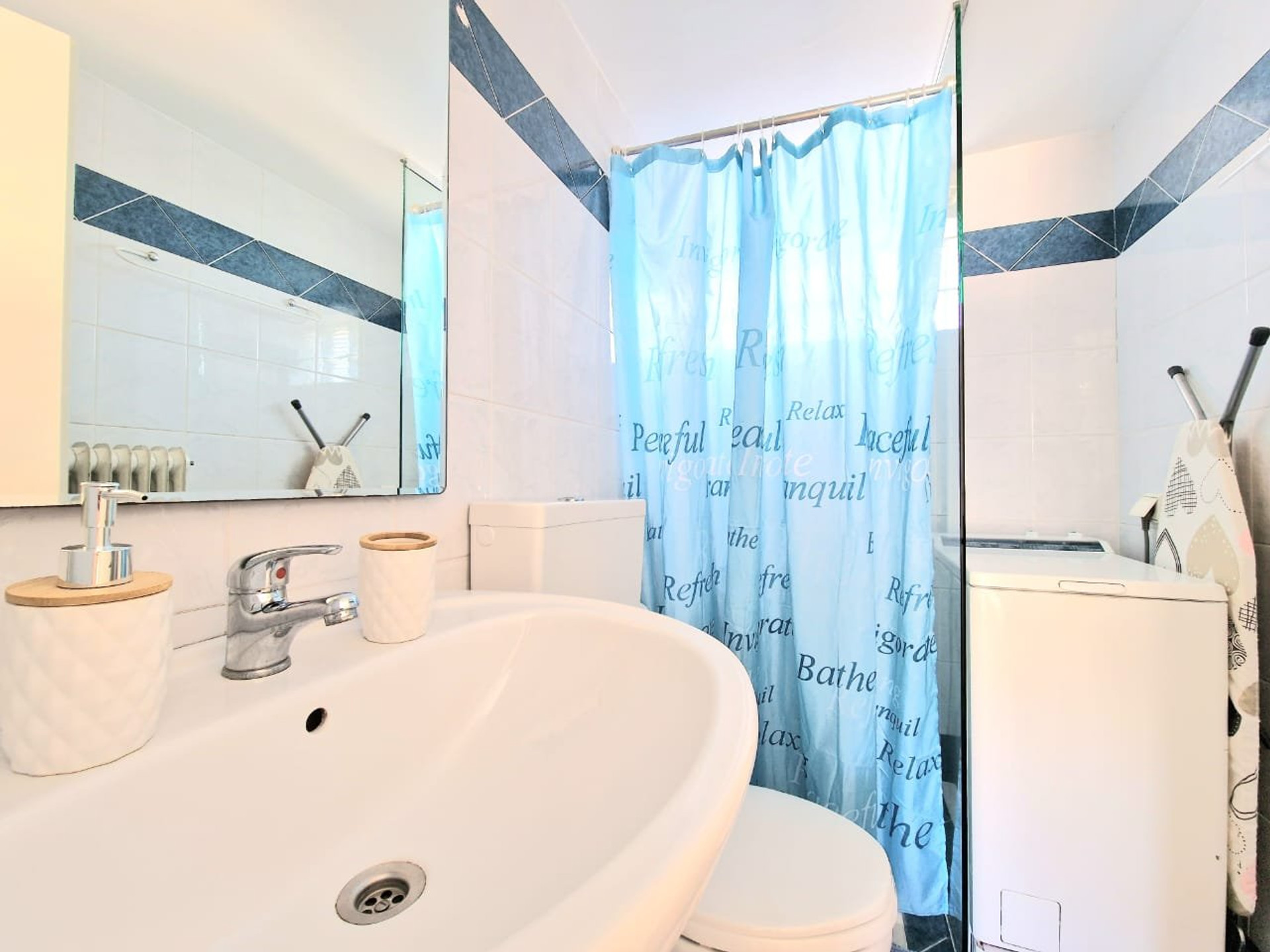 Full bathroom with shower curtain