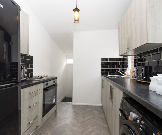 Spacious 4BR Home in Gateshead Sleeps 8 w/Parking