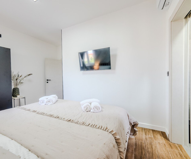 A1 luxury apt near beach w. big terrace & sea view