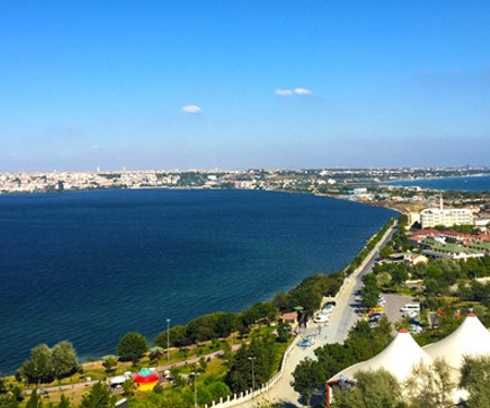 Трехкомнатная квартира с видом на море в Стамбуле