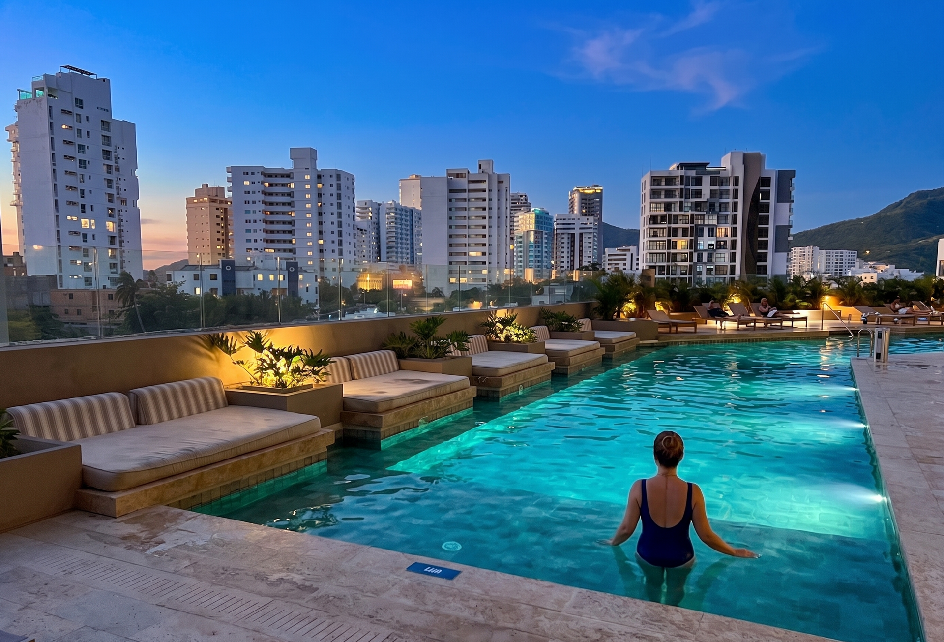 Piscina principal iluminada al atardecer, ideal para disfrutar de un ambiente tranquilo y una auténtica experiencia tipo resort