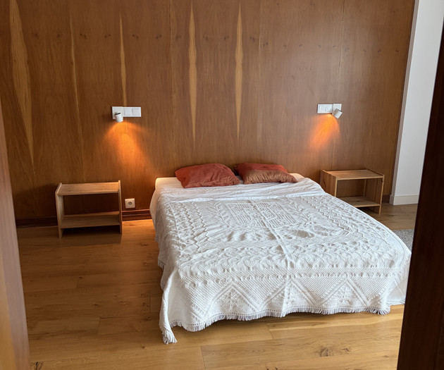 Bright Room with Workspace & Private Bathroom – En