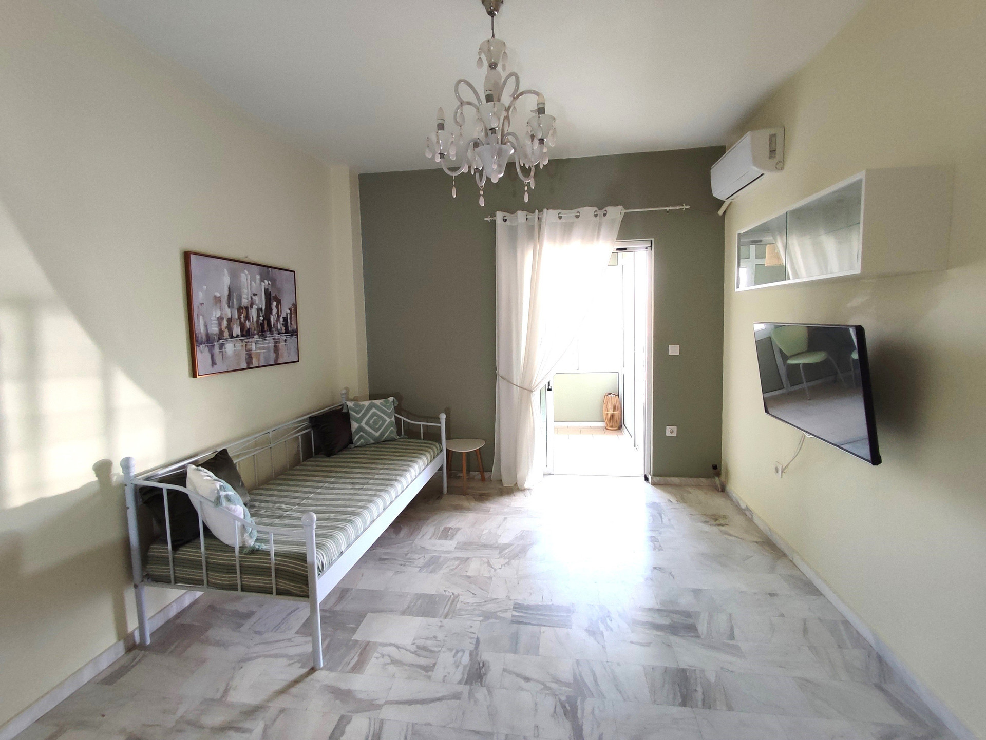 Sitting room photo 1