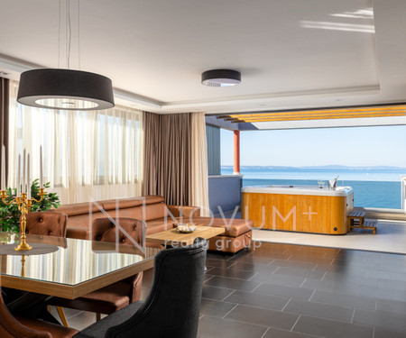 Penthouse apartment direct on the beach - B7