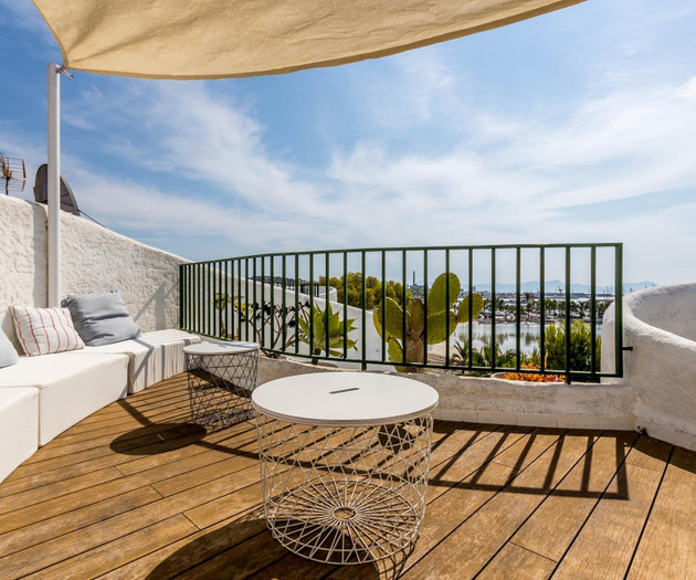 Sea, apartment with sea views, in first line of th