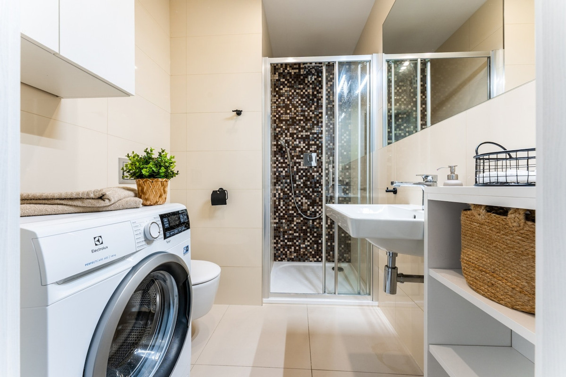 Full bathroom image 1