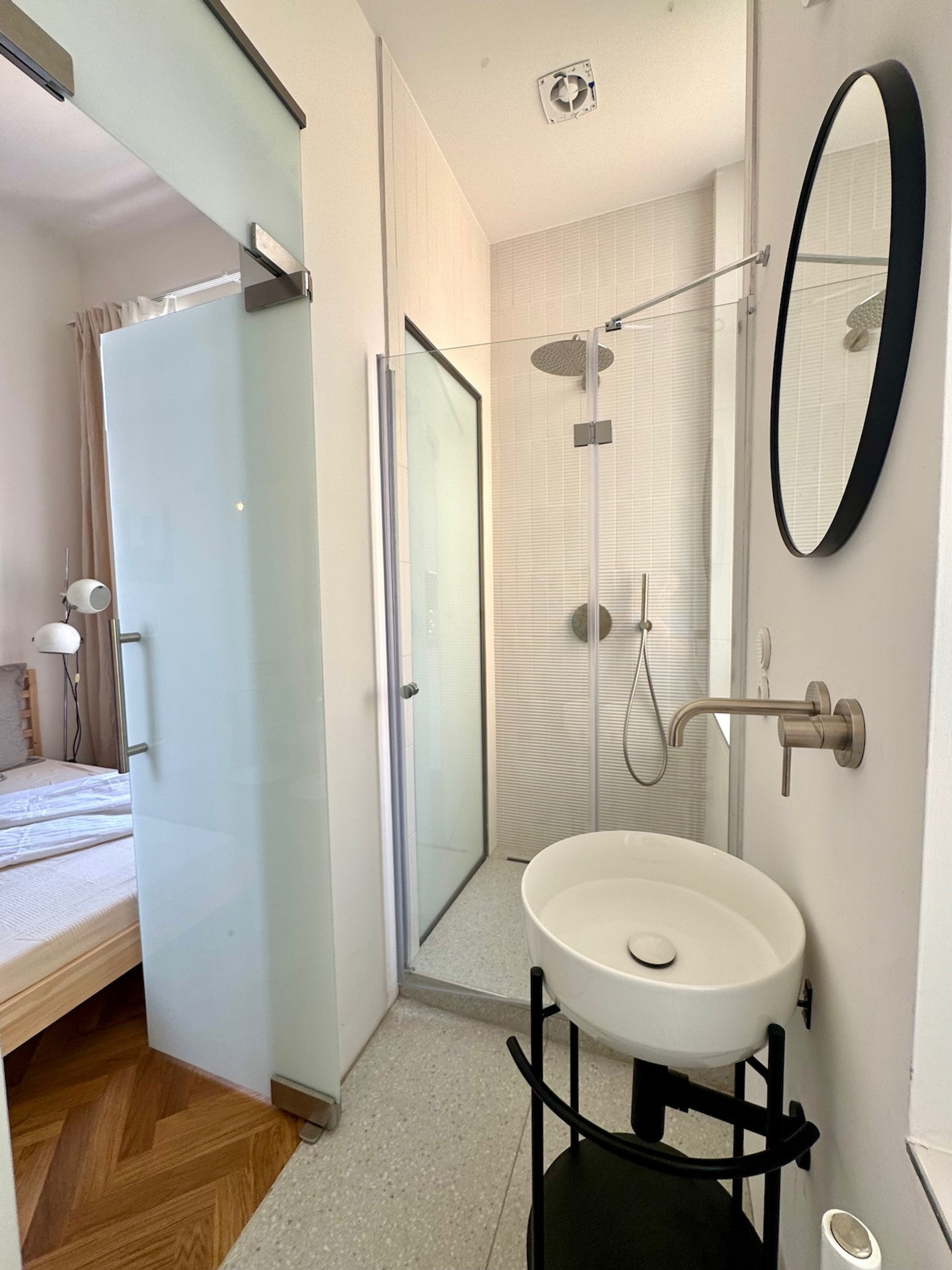 Full bathroom image 1