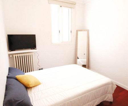 R0158- Room in flat to share in Barcelona