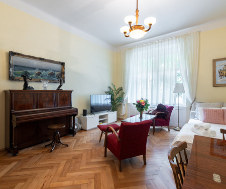 Historic apartment close to Square of Peace