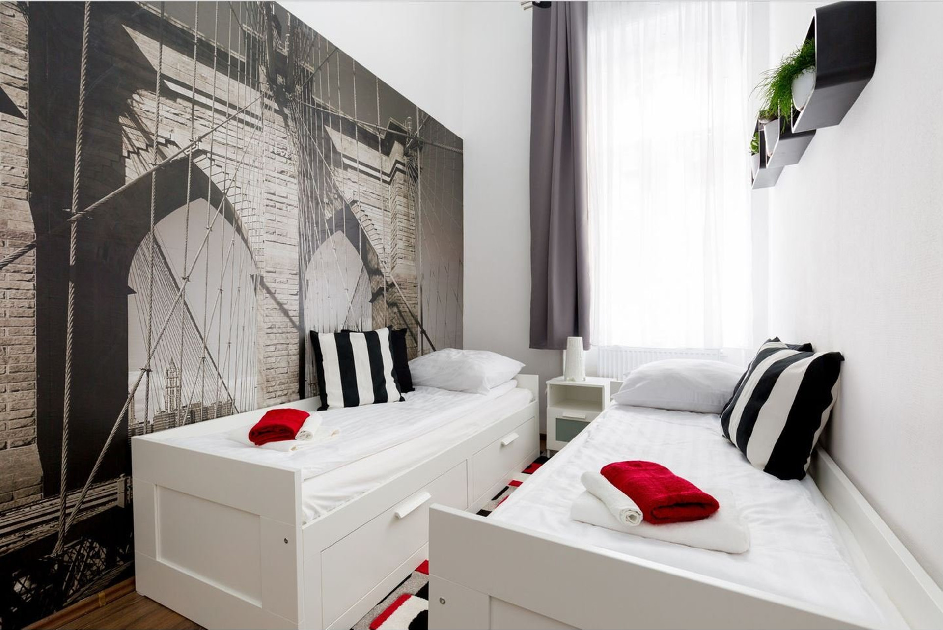 Twin bedroom close-up bridge mural