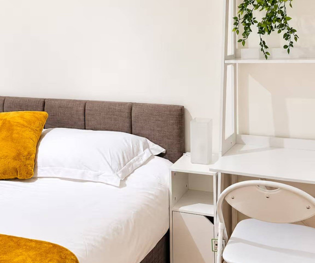 Cozy Eastleigh Home | 2 King Beds | Free Parking