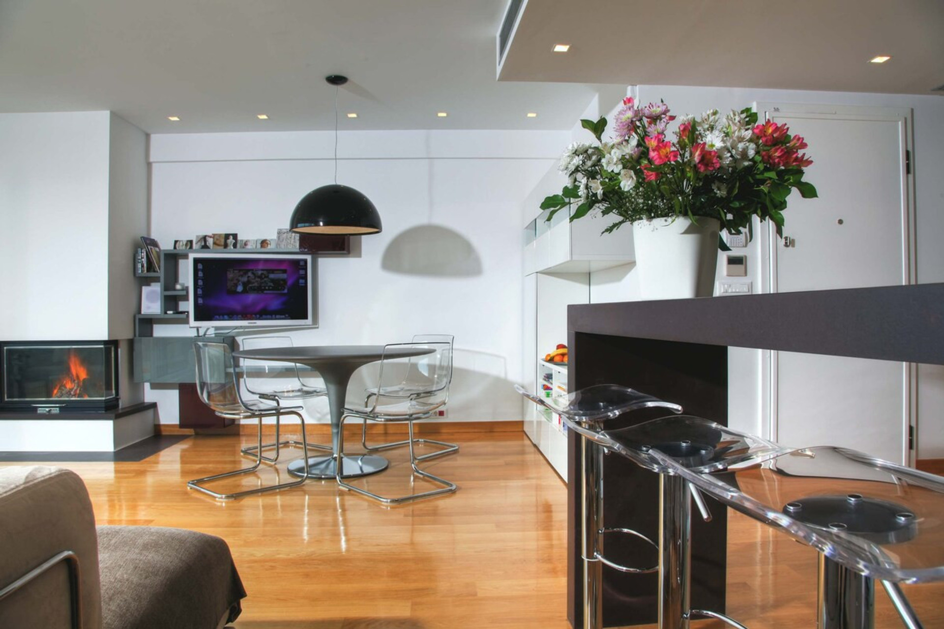Living room & dining table