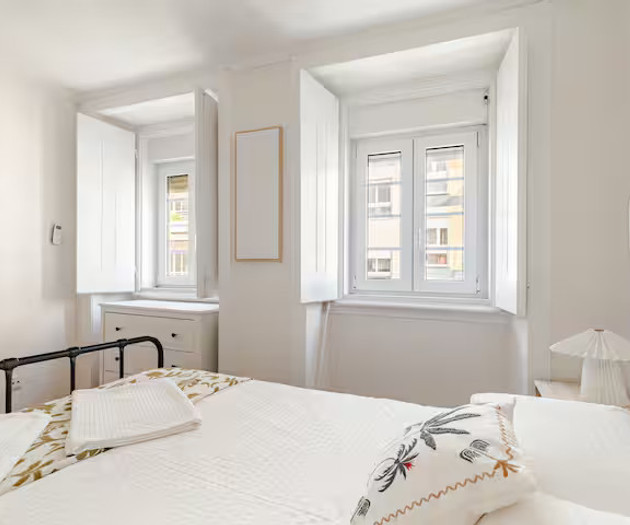 Bright 2-Bedroom Apartment with Terrace near Rato