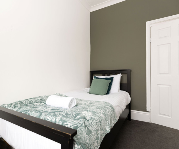 Spacious 4BR Home in Gateshead Sleeps 8 w/Parking