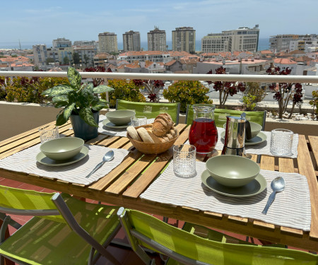 Sunny penthouse in Costa da Caparica