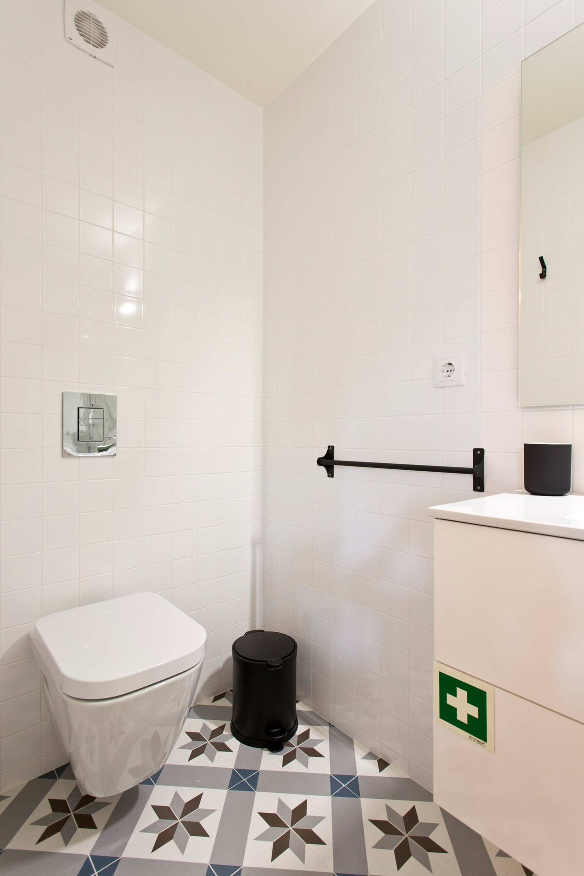 Full bathroom image 1