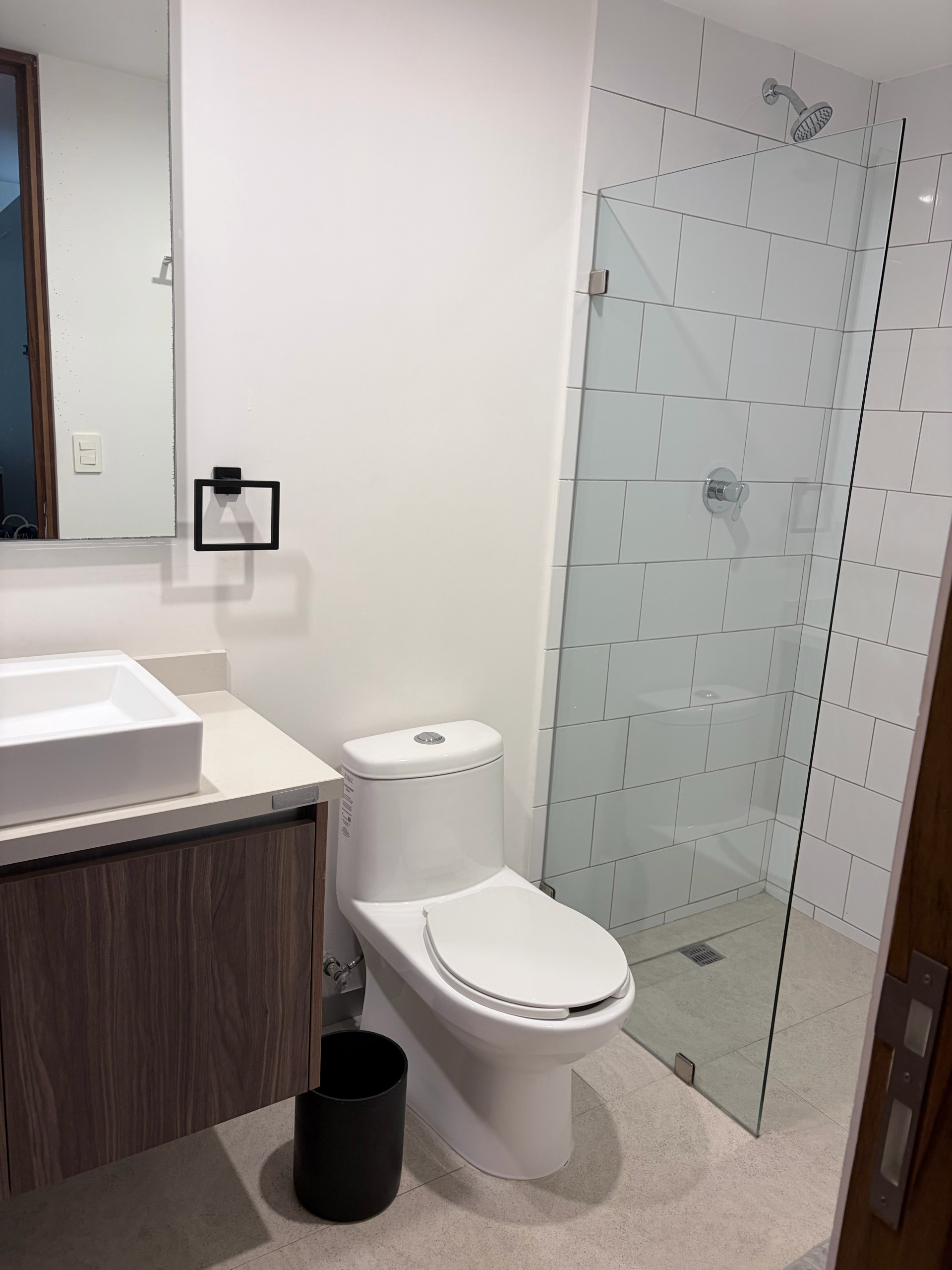 first bedroom´s bathroom