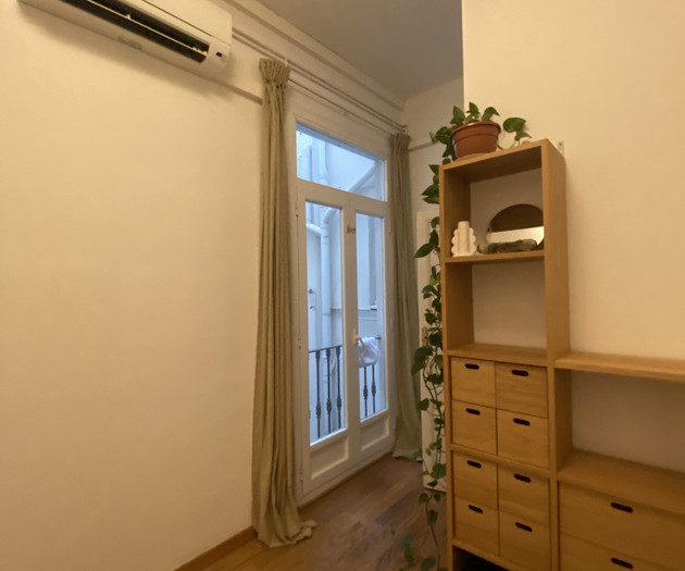 Bright Room with Private Bathroom in El Born