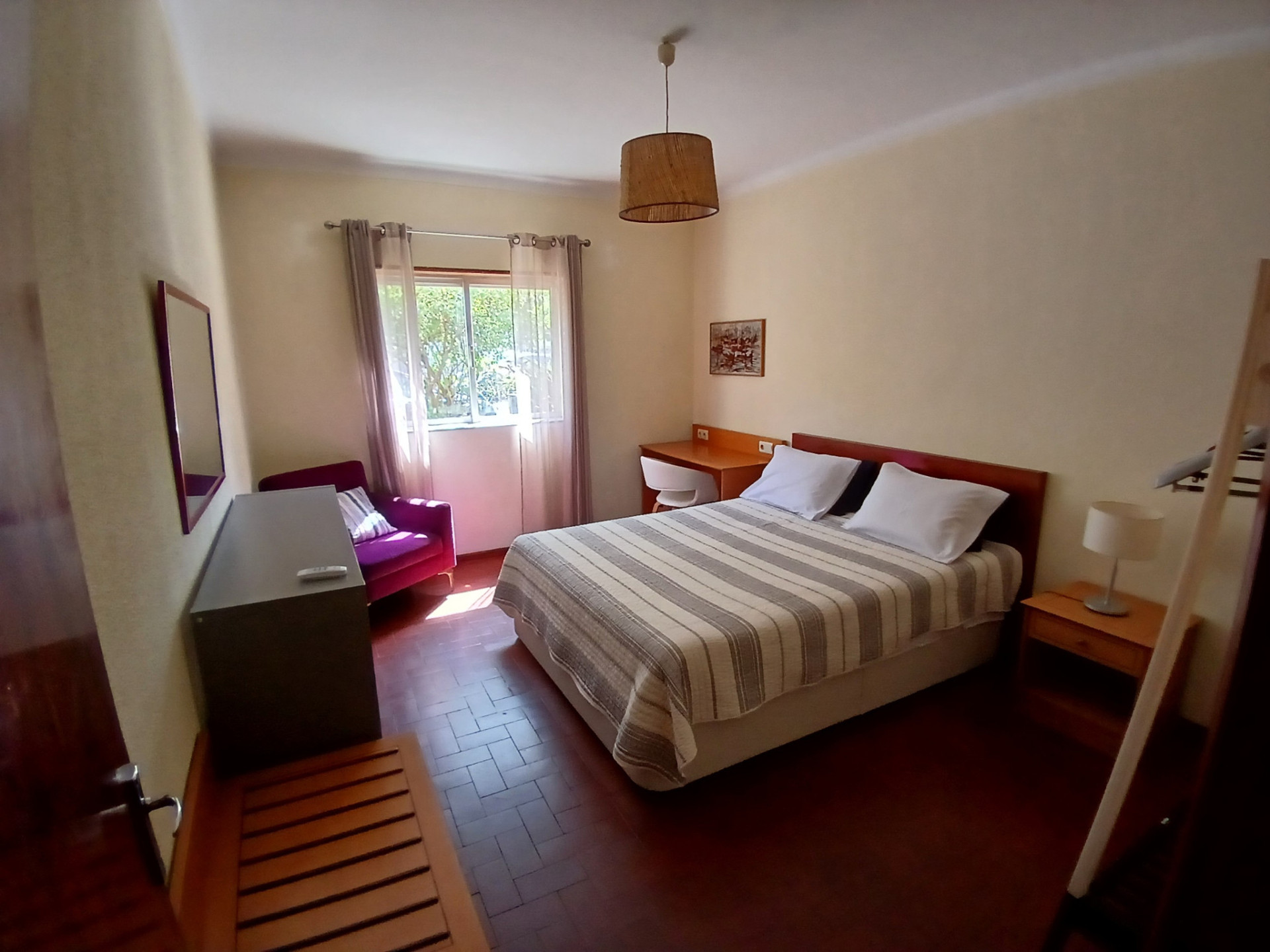 Cama 160x200, sofá e secretária