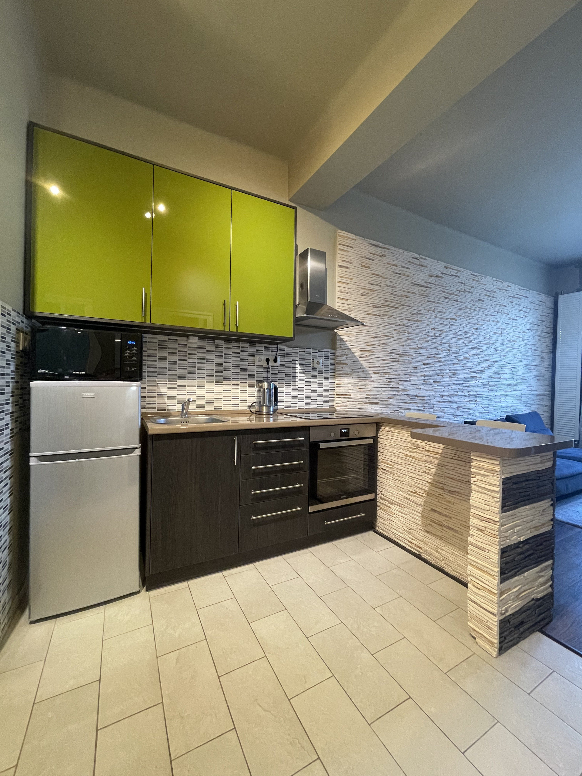 Green kitchen with bar counter