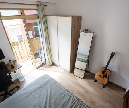 Room with Private Balcony - 5 min to the Beach!