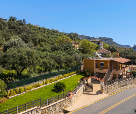 Sunny House with private pool in Chania