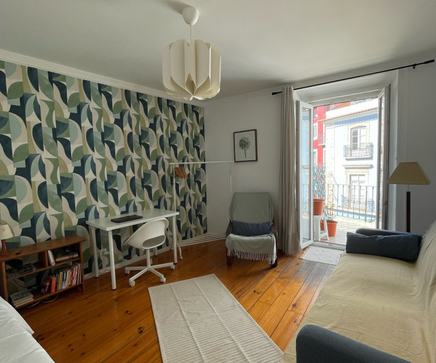Sunny room with shared terrace in Alfama