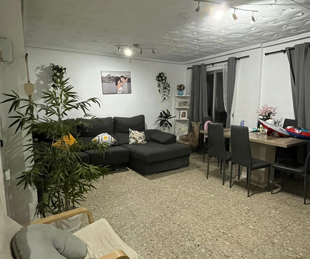 Large, bright kid-friendly home 20 mins from beach