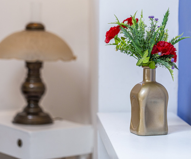 Flower vase and table lamp