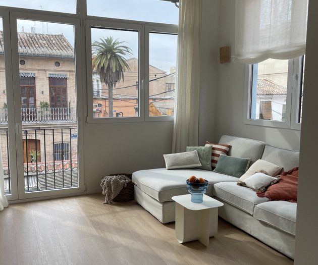 Bright Newly Renovated Flat near the Sea