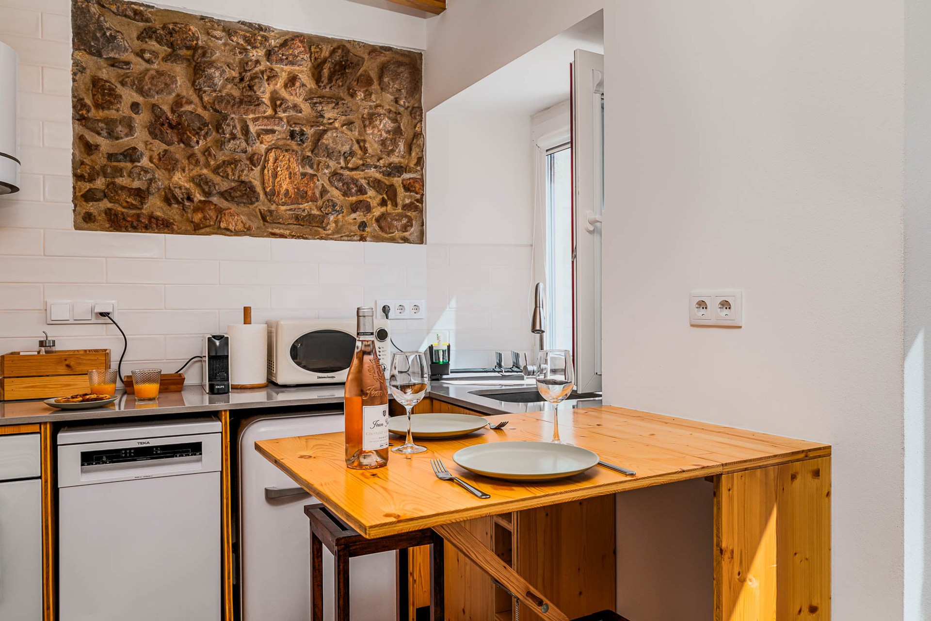 Dining nook with wine glasses