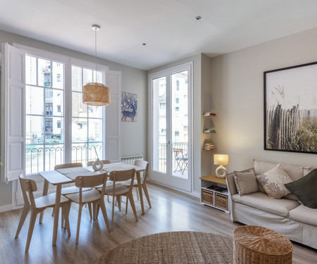 Bright apartment in Eixample, Barcelona.