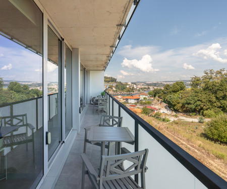 Colourful Luxurious Flat w/ Balcony & Pool