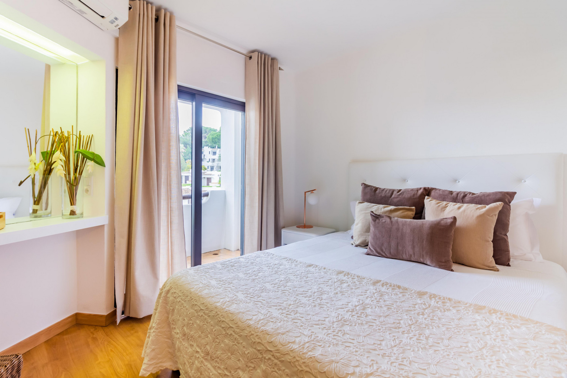 Bedroom Suite with Double-Bed and Balcony