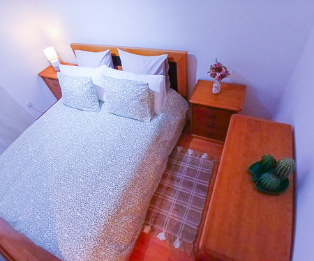 Quarto com boa luz natural.