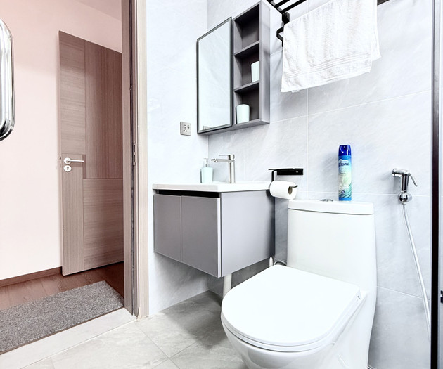 Airy 17th Floor 2BR: City Views, Balcony & Pool