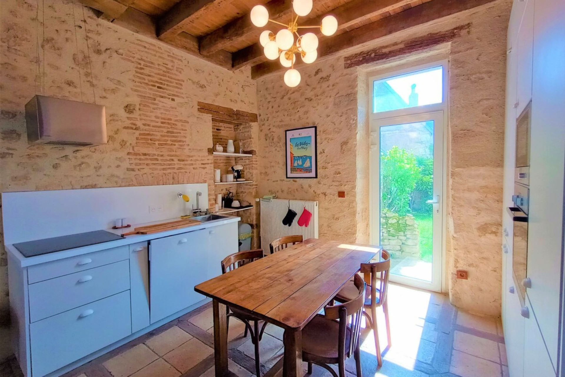 petite cuisine et table à manger