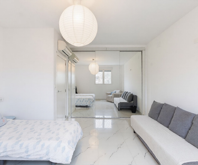 Large, modern house in Valencia City!