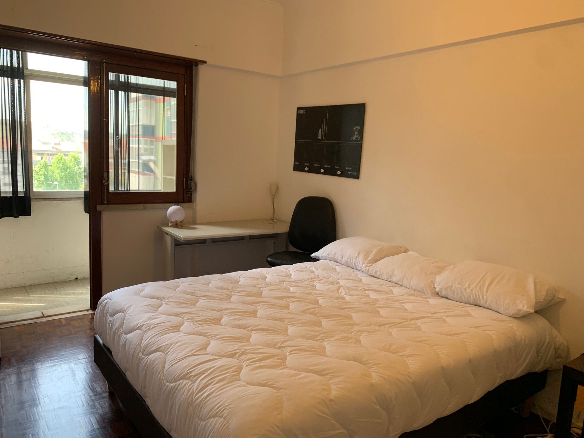 Quarto casal, cama 160x200 e secretária