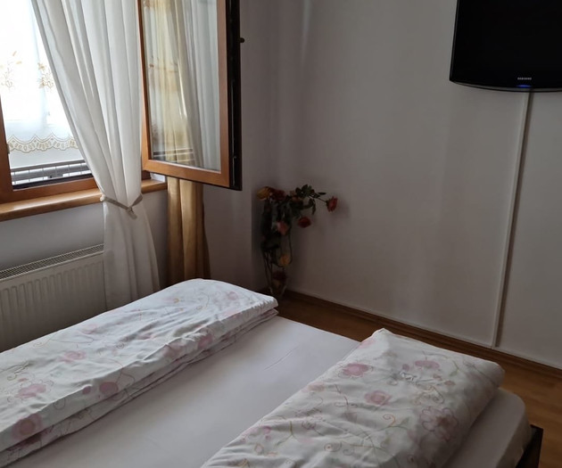 Large Group Accommodation Bucharest, 4 apt,20slips