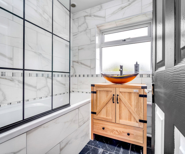 Spacious 4-Bedroom Haven in Orpington Retreat
