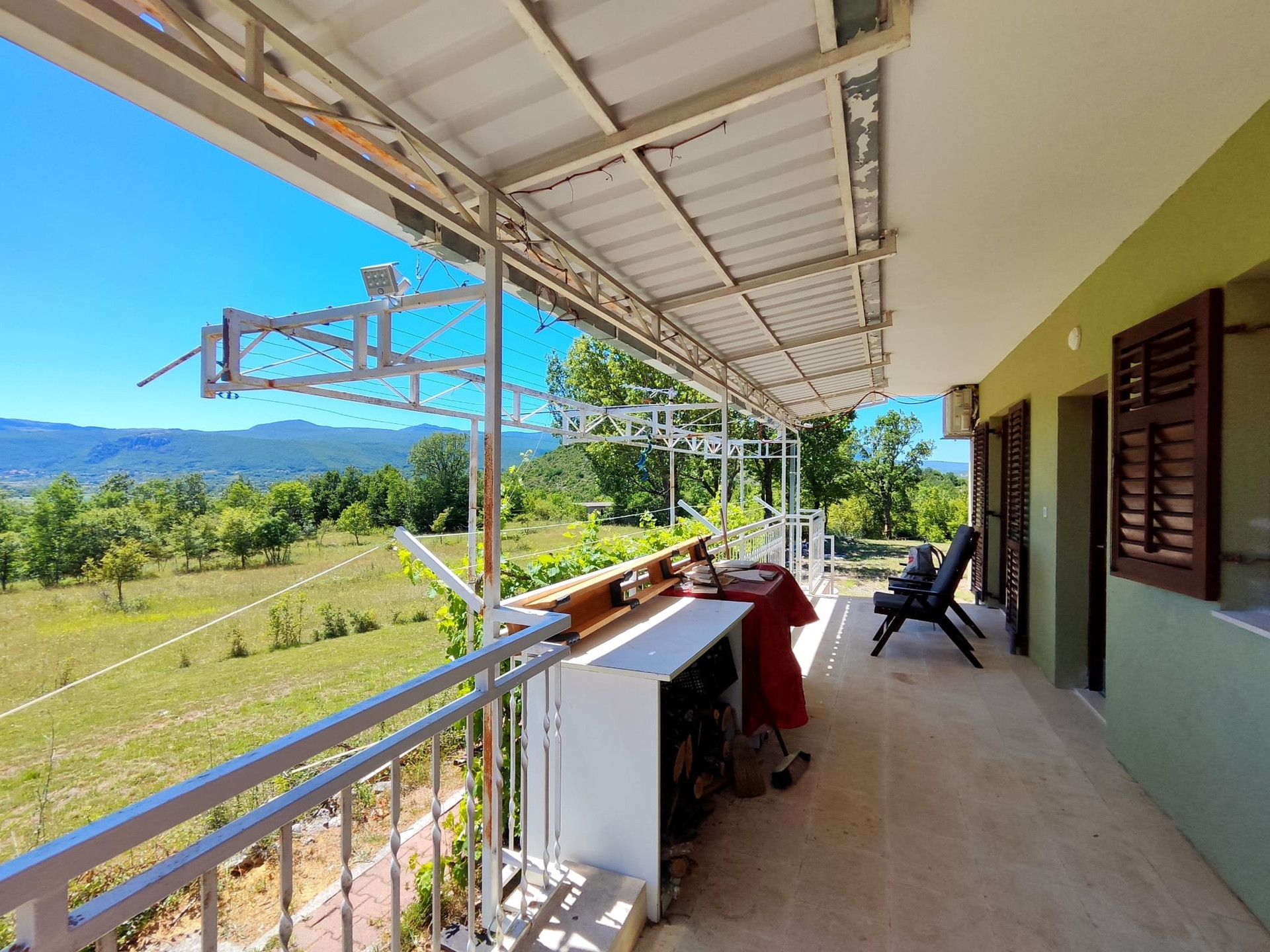 Covered terrace with mountain views