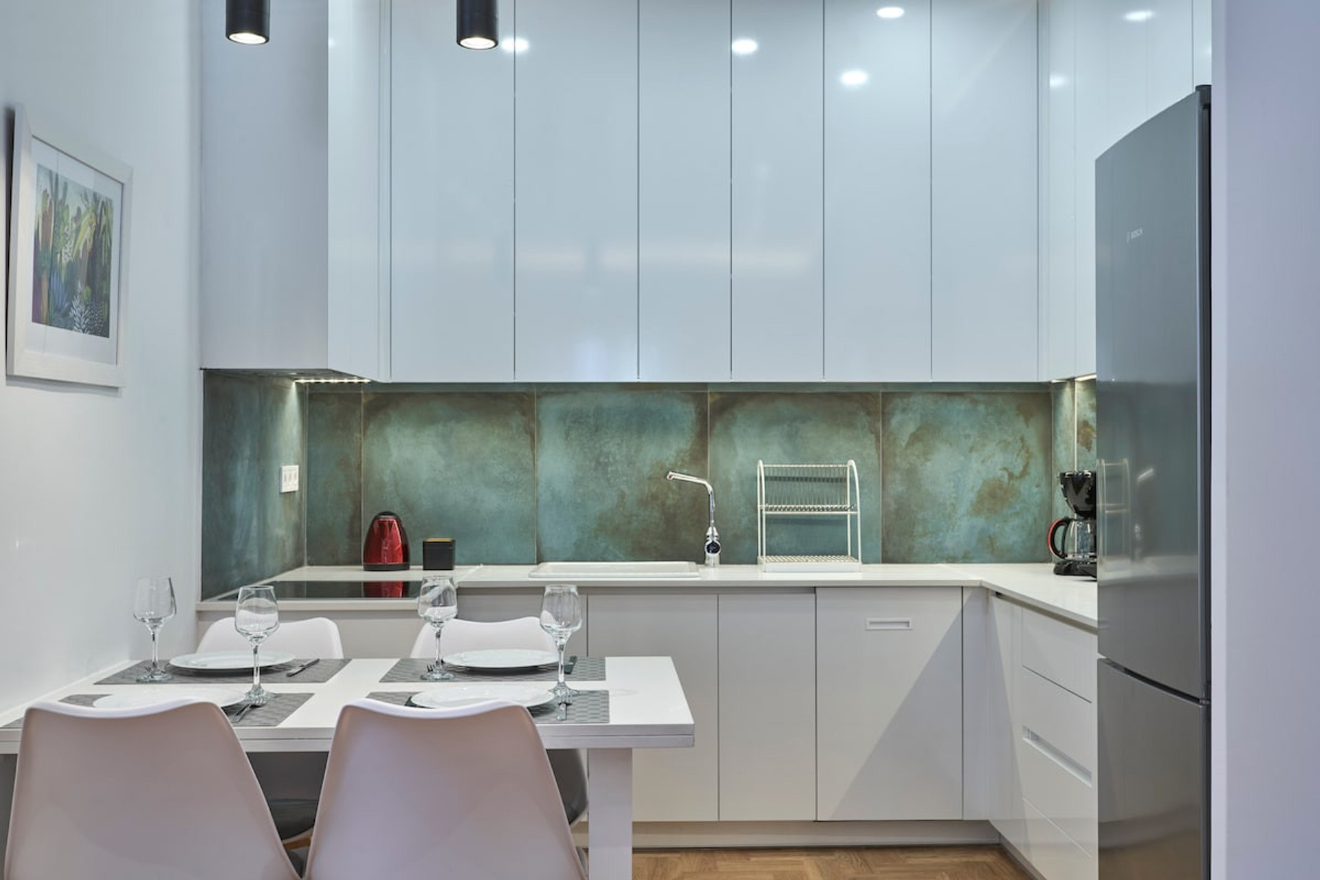 The full equipped kitchen