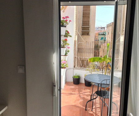 Santa Barbara Room - Shared balcony, bay windows