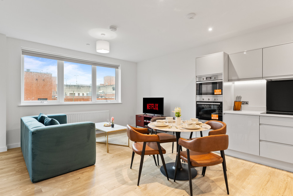 Modern 2‑Bedroom Apartment with Balcony • Free Par preview